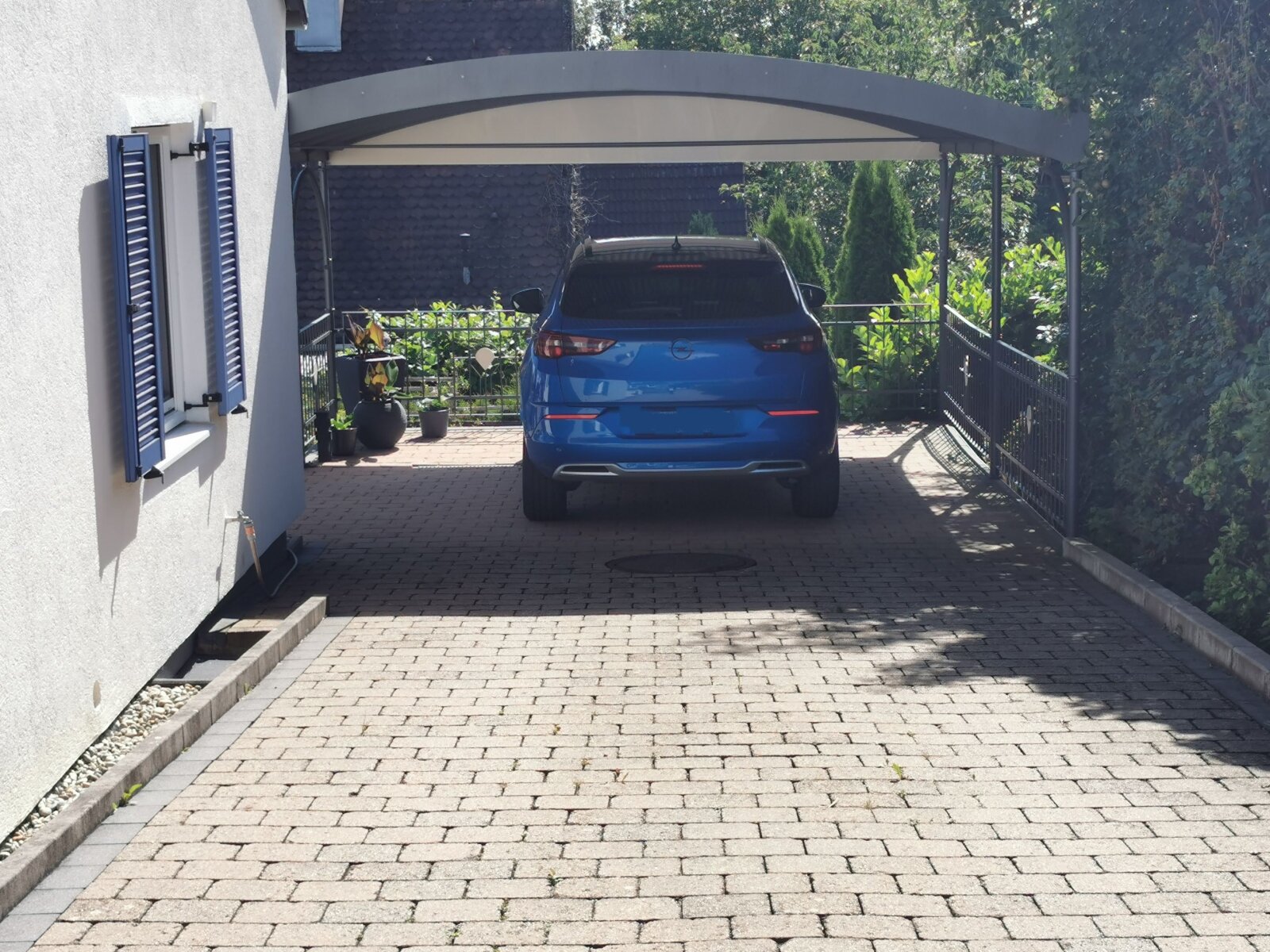 Hochwertig gebauter Carport/Stellfläche 1