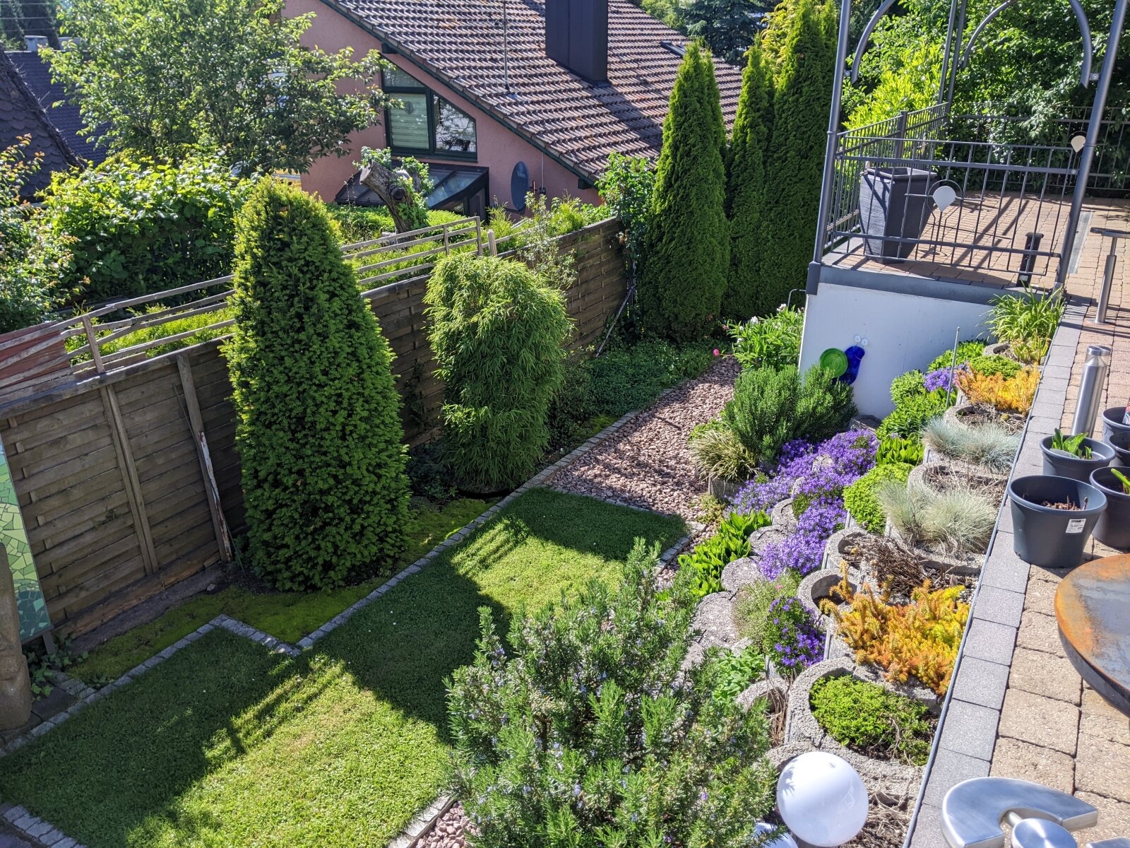 Terrassenförmig angelegter Garten