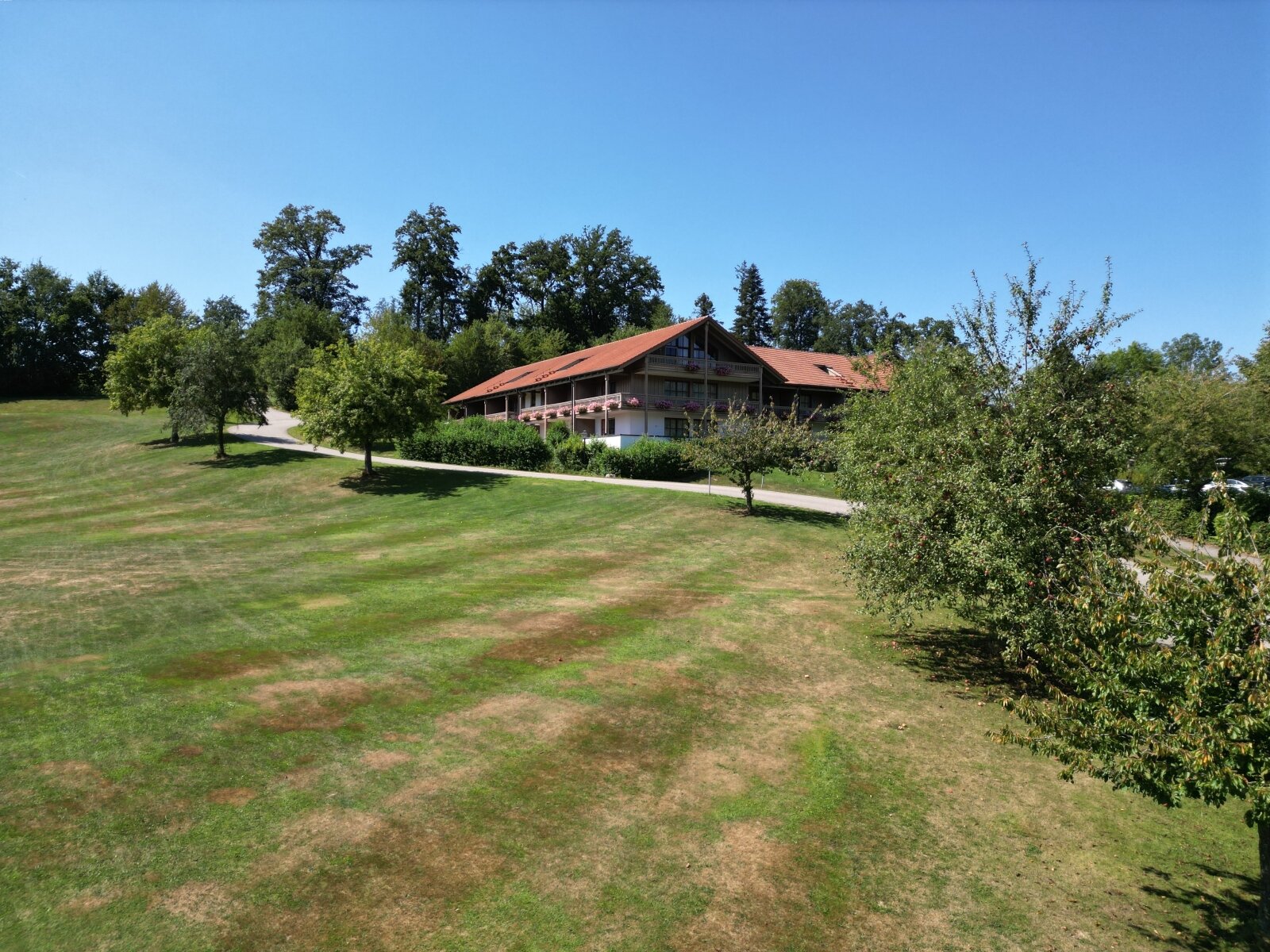 Appartementhaus/Übungsanlagen