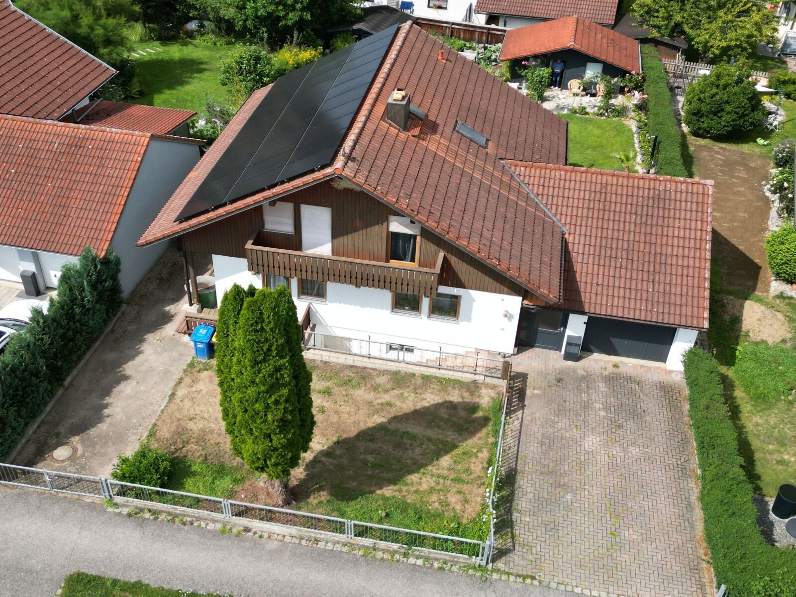 Hausansicht/Stellplatz/Vorgarten/Zufahrt/Garage