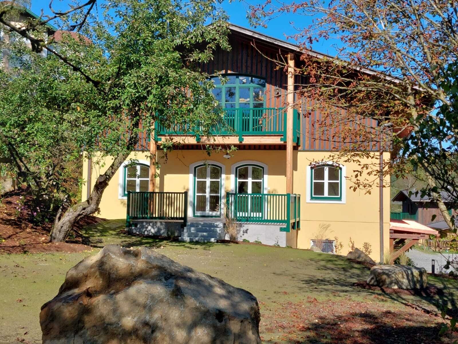 Ansicht Wohnhaus/Terrasse/Balkon